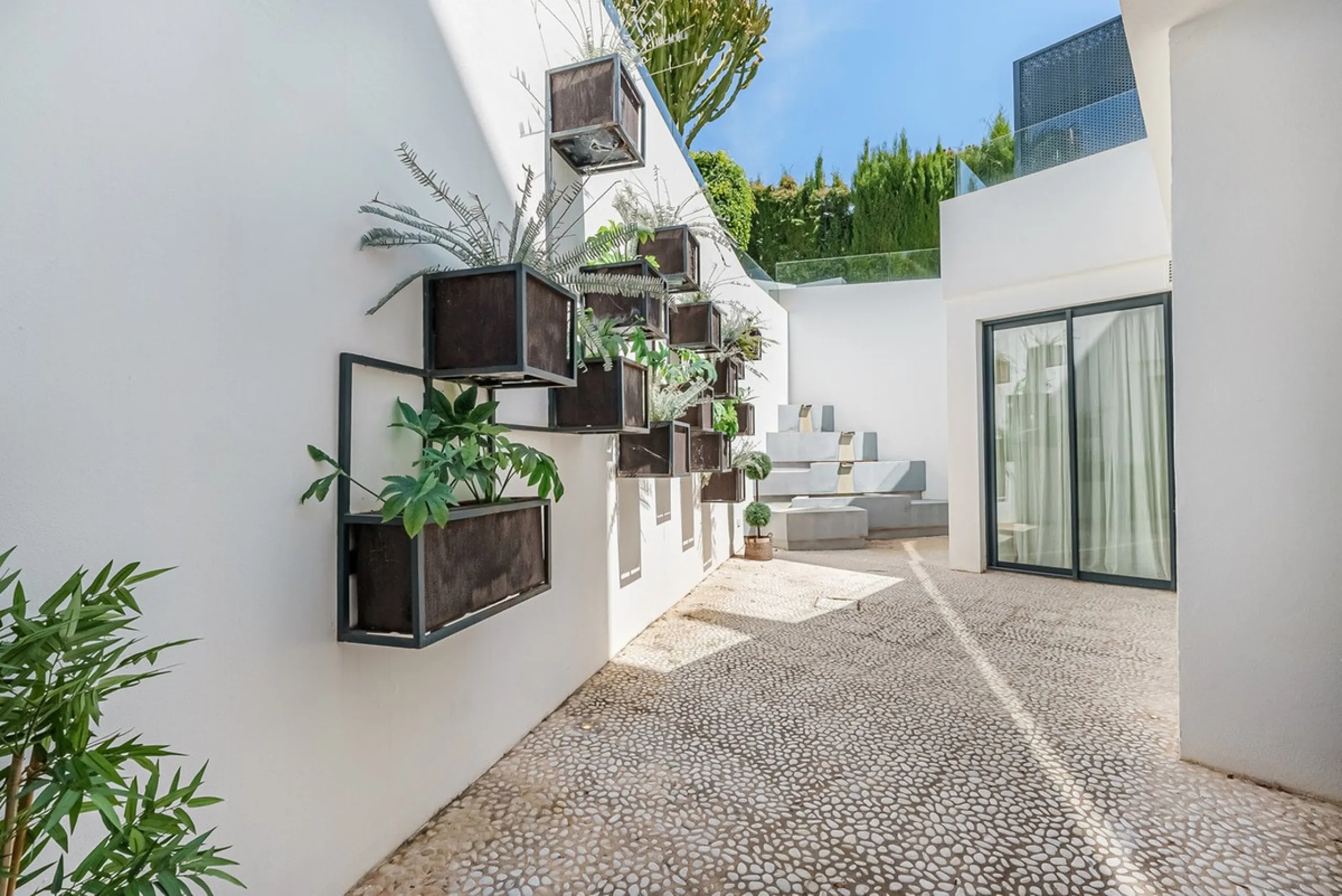 Welcome to a stunning and modern residence in the heart of Las Brisas, Nueva Andalucía. This south-facing house features a spacious private garden with generous outdoor areas, perfect for both relaxing and entertaining. The ground floor is a paradise of l