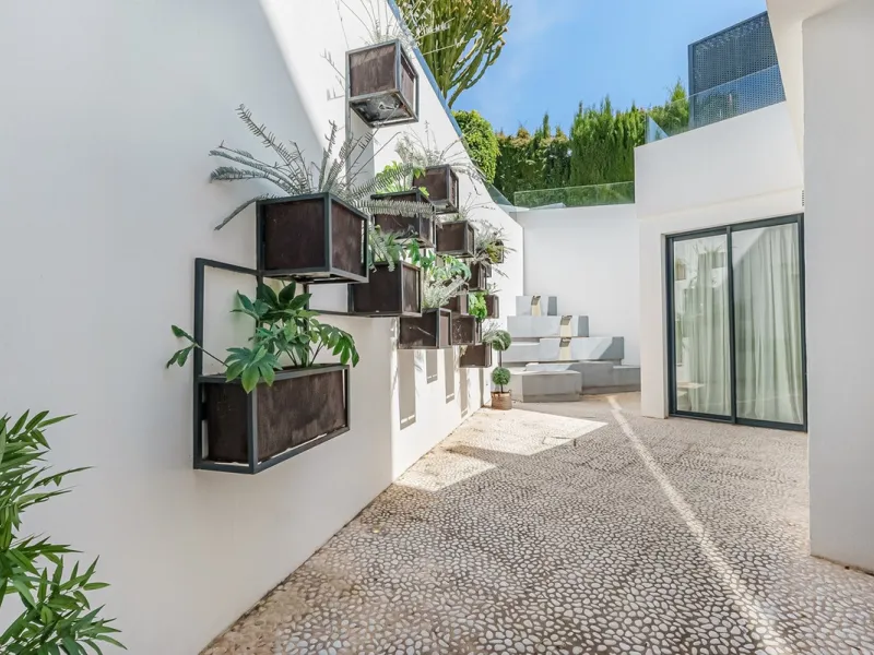 Welcome to a stunning and modern residence in the heart of Las Brisas, Nueva Andalucía. This south-facing house features a spacious private garden with generous outdoor areas, perfect for both relaxing and entertaining. The ground floor is a paradise of l