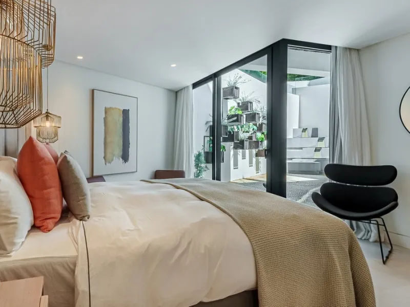 Welcome to a stunning and modern residence in the heart of Las Brisas, Nueva Andalucía. This south-facing house features a spacious private garden with generous outdoor areas, perfect for both relaxing and entertaining. The ground floor is a paradise of l
