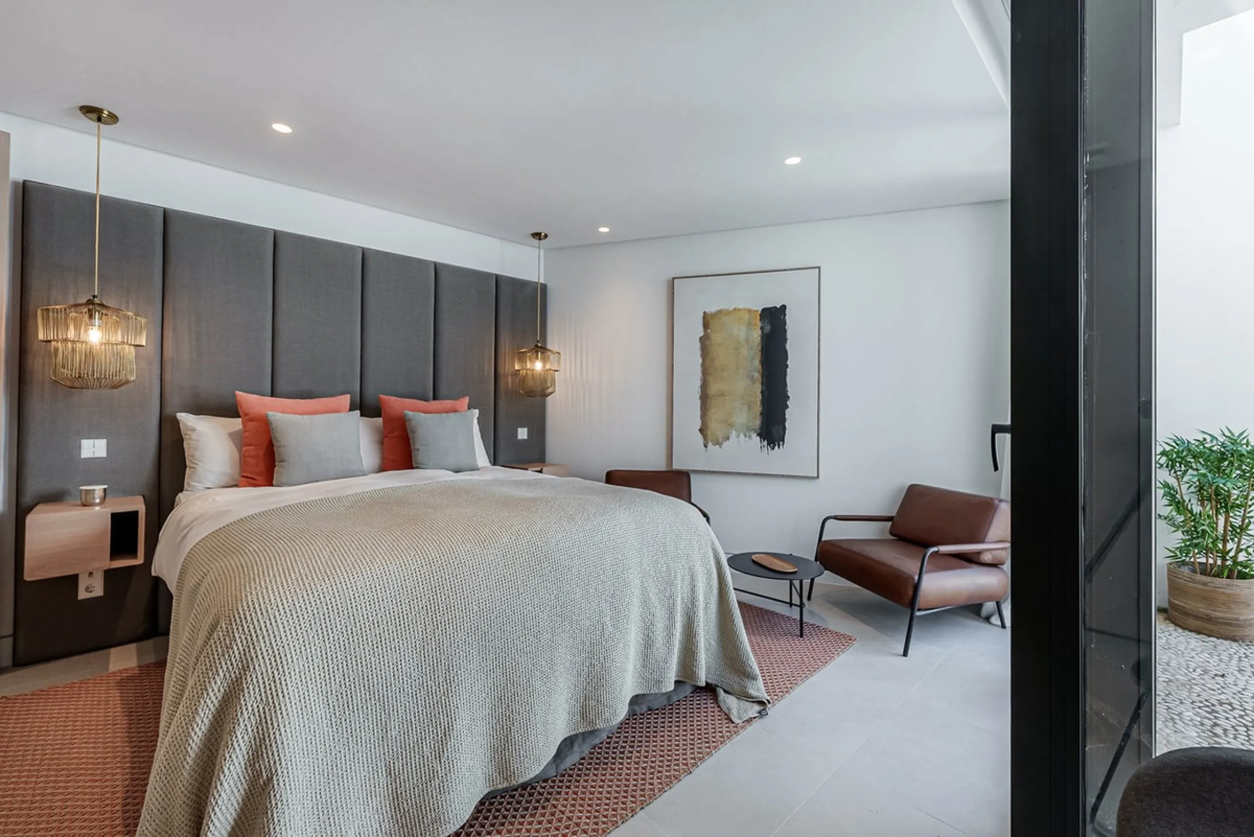 Welcome to a stunning and modern residence in the heart of Las Brisas, Nueva Andalucía. This south-facing house features a spacious private garden with generous outdoor areas, perfect for both relaxing and entertaining. The ground floor is a paradise of l