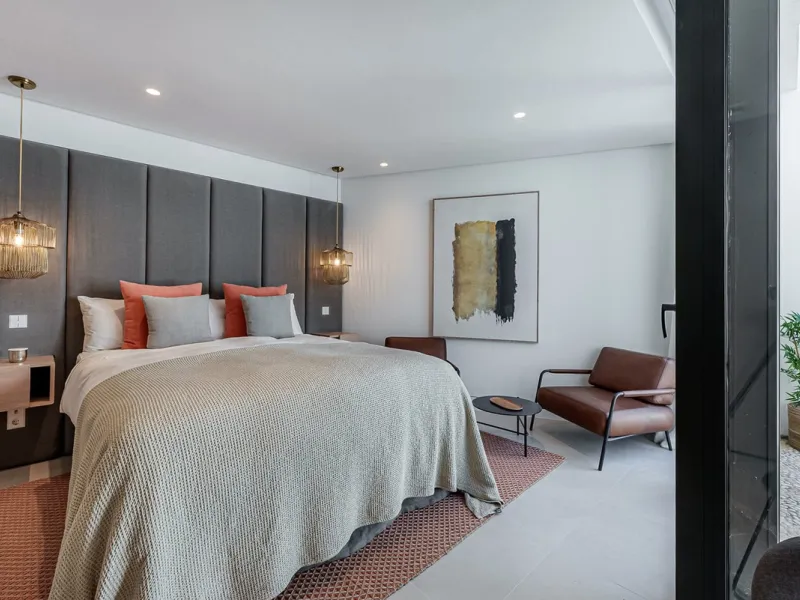Welcome to a stunning and modern residence in the heart of Las Brisas, Nueva Andalucía. This south-facing house features a spacious private garden with generous outdoor areas, perfect for both relaxing and entertaining. The ground floor is a paradise of l