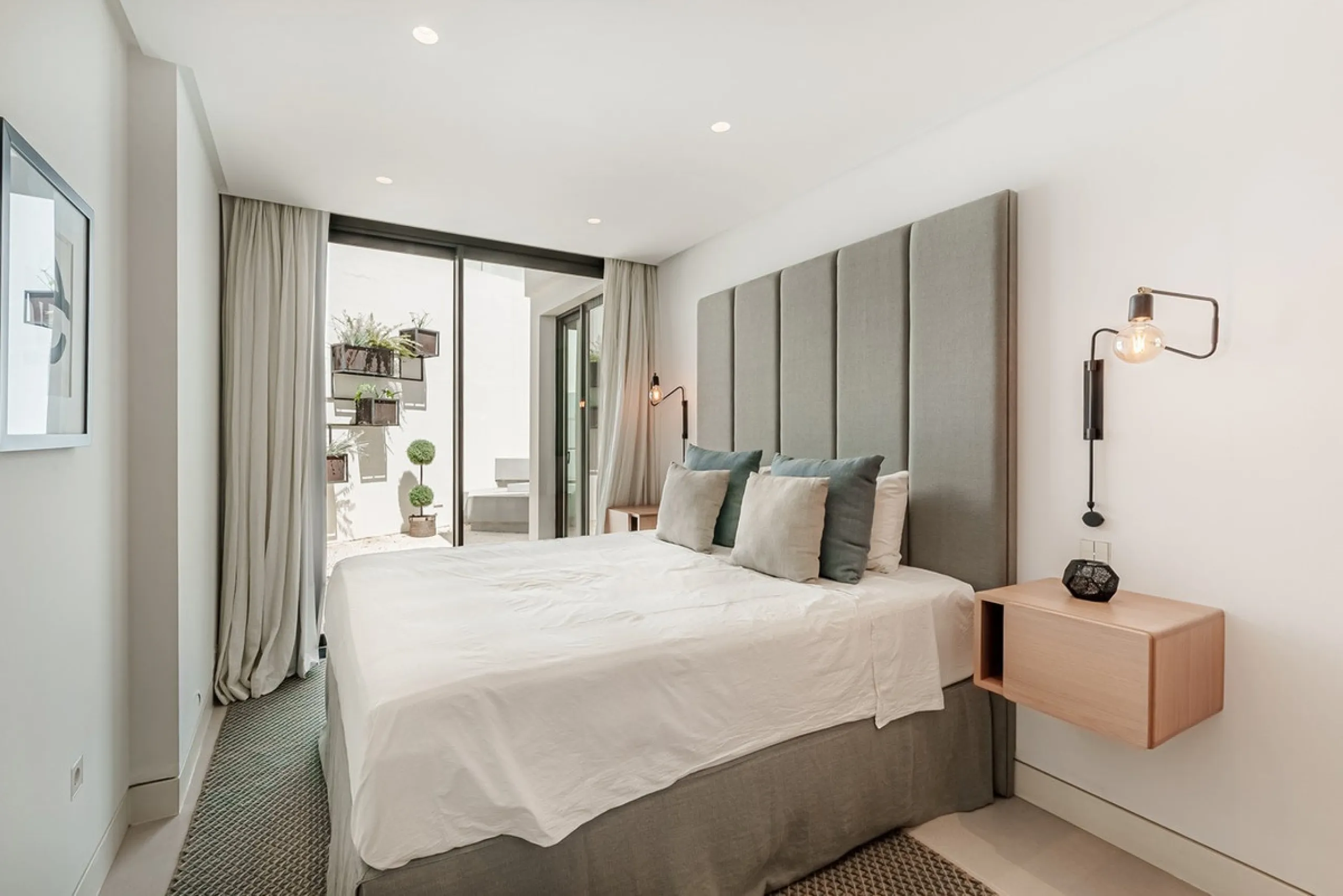 Welcome to a stunning and modern residence in the heart of Las Brisas, Nueva Andalucía. This south-facing house features a spacious private garden with generous outdoor areas, perfect for both relaxing and entertaining. The ground floor is a paradise of l