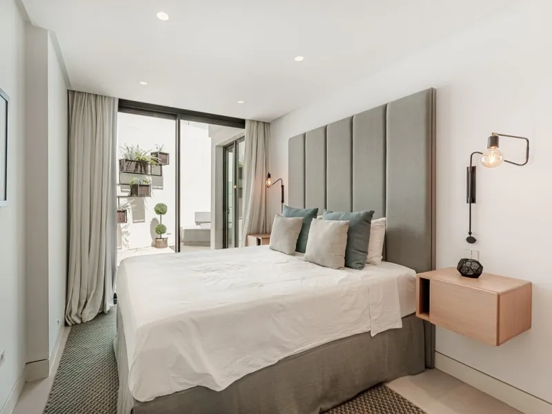 Welcome to a stunning and modern residence in the heart of Las Brisas, Nueva Andalucía. This south-facing house features a spacious private garden with generous outdoor areas, perfect for both relaxing and entertaining. The ground floor is a paradise of l
