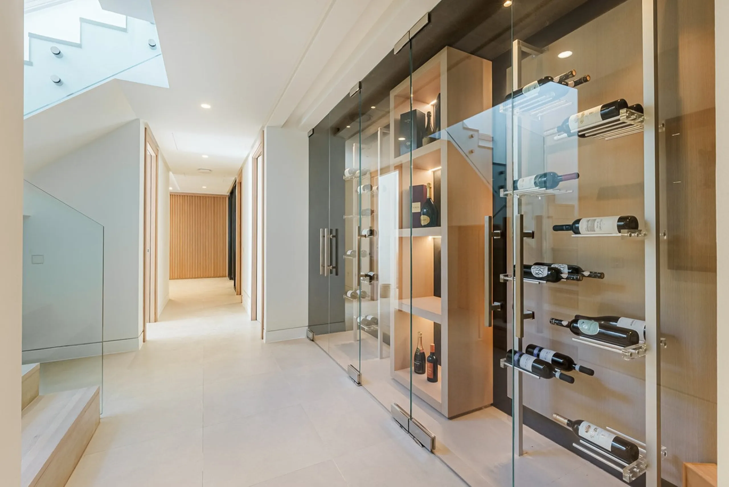 Welcome to a stunning and modern residence in the heart of Las Brisas, Nueva Andalucía. This south-facing house features a spacious private garden with generous outdoor areas, perfect for both relaxing and entertaining. The ground floor is a paradise of l