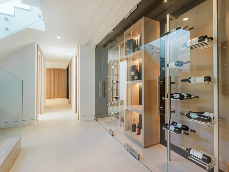 Welcome to a stunning and modern residence in the heart of Las Brisas, Nueva Andalucía. This south-facing house features a spacious private garden with generous outdoor areas, perfect for both relaxing and entertaining. The ground floor is a paradise of l