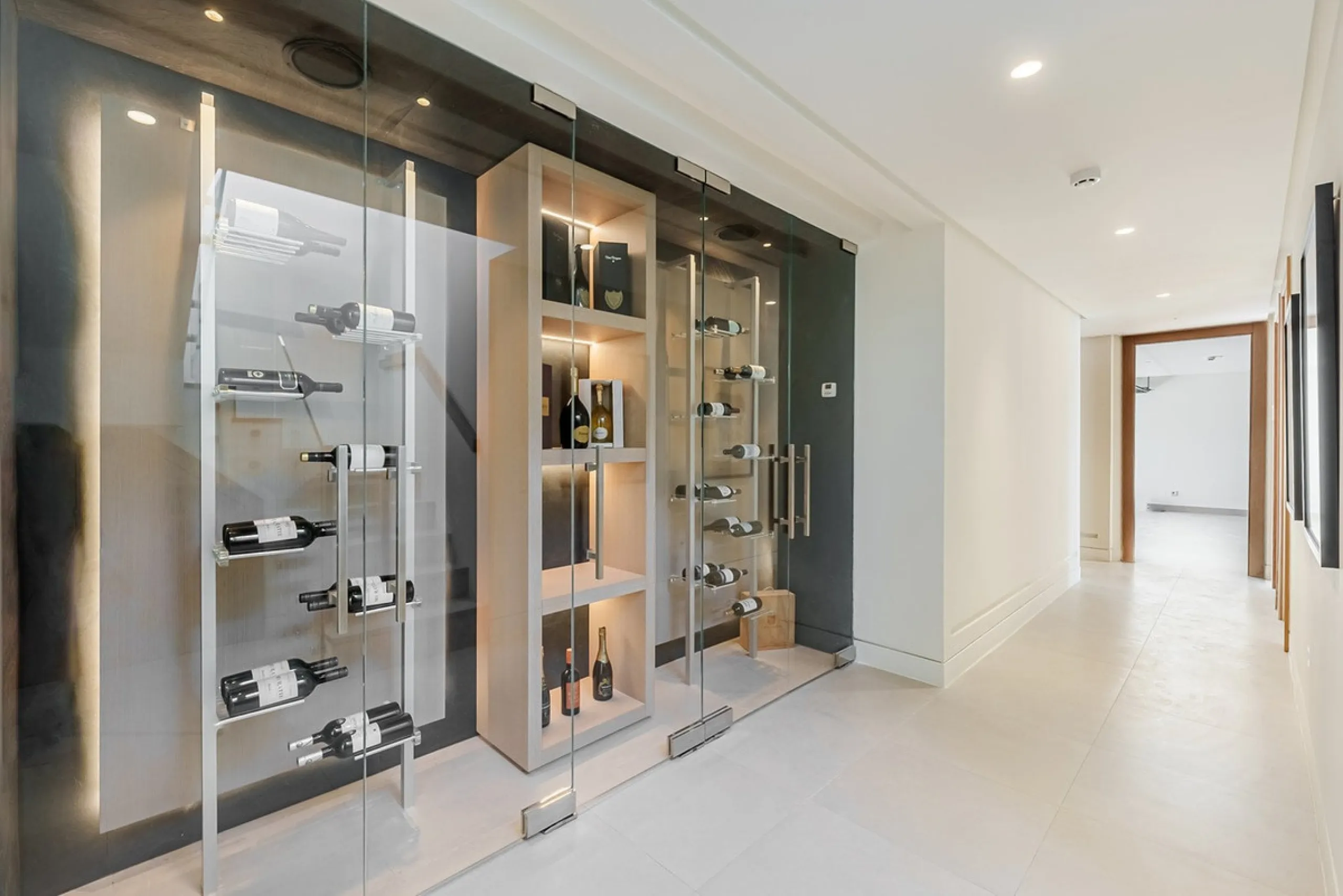Welcome to a stunning and modern residence in the heart of Las Brisas, Nueva Andalucía. This south-facing house features a spacious private garden with generous outdoor areas, perfect for both relaxing and entertaining. The ground floor is a paradise of l