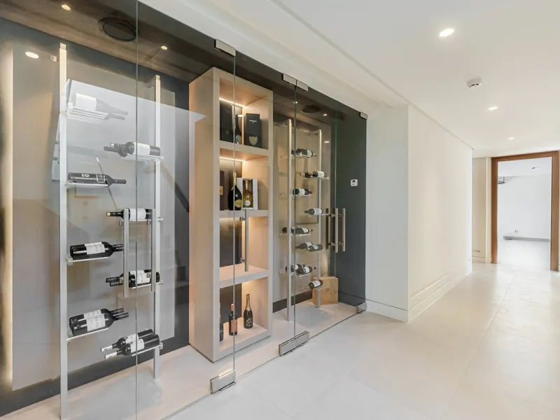 Welcome to a stunning and modern residence in the heart of Las Brisas, Nueva Andalucía. This south-facing house features a spacious private garden with generous outdoor areas, perfect for both relaxing and entertaining. The ground floor is a paradise of l