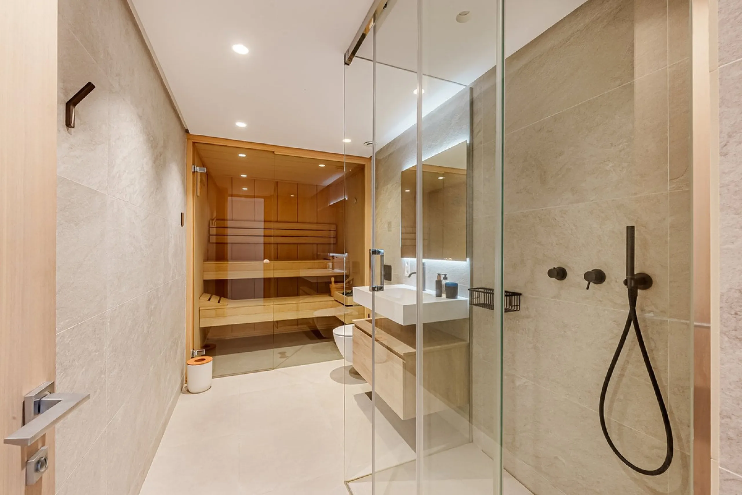 Welcome to a stunning and modern residence in the heart of Las Brisas, Nueva Andalucía. This south-facing house features a spacious private garden with generous outdoor areas, perfect for both relaxing and entertaining. The ground floor is a paradise of l