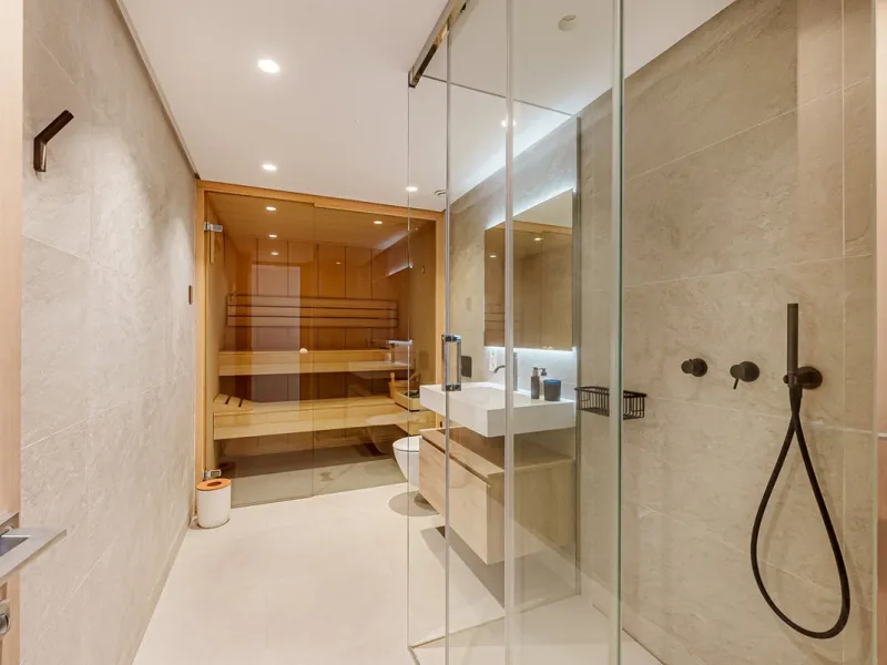 Welcome to a stunning and modern residence in the heart of Las Brisas, Nueva Andalucía. This south-facing house features a spacious private garden with generous outdoor areas, perfect for both relaxing and entertaining. The ground floor is a paradise of l