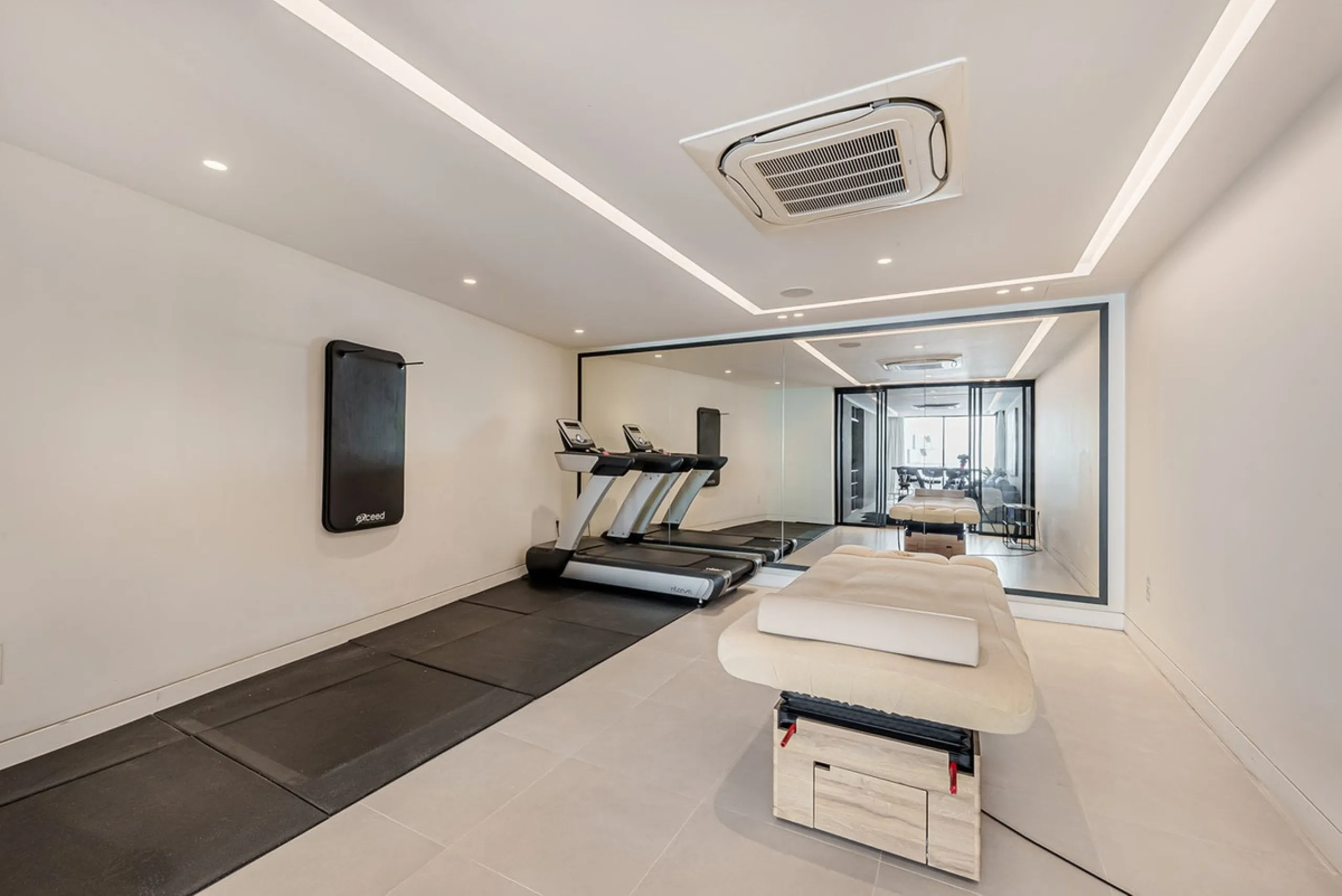 Welcome to a stunning and modern residence in the heart of Las Brisas, Nueva Andalucía. This south-facing house features a spacious private garden with generous outdoor areas, perfect for both relaxing and entertaining. The ground floor is a paradise of l