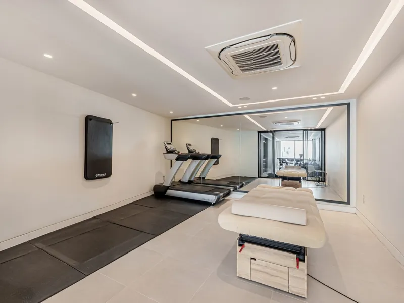 Welcome to a stunning and modern residence in the heart of Las Brisas, Nueva Andalucía. This south-facing house features a spacious private garden with generous outdoor areas, perfect for both relaxing and entertaining. The ground floor is a paradise of l