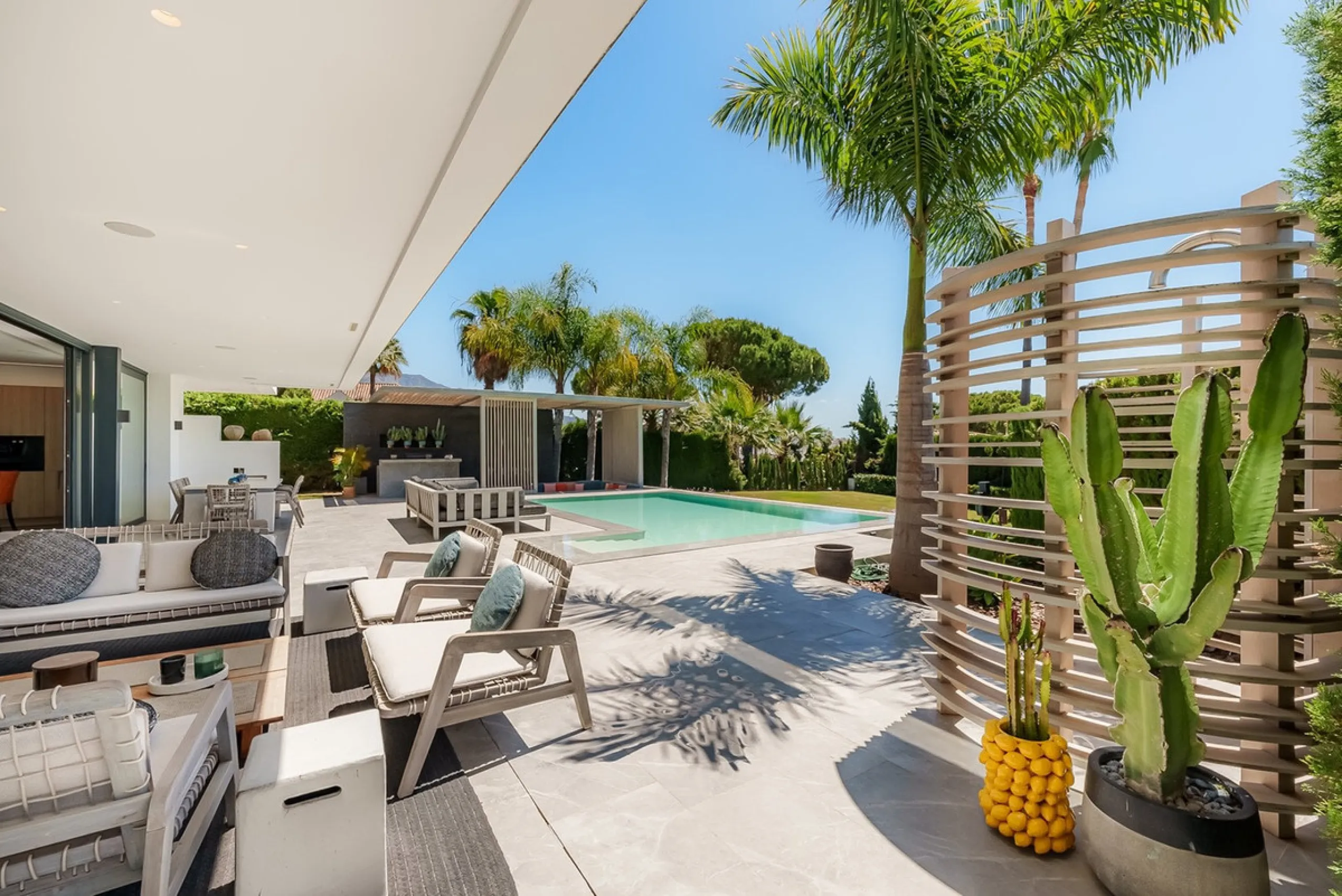 Welcome to a stunning and modern residence in the heart of Las Brisas, Nueva Andalucía. This south-facing house features a spacious private garden with generous outdoor areas, perfect for both relaxing and entertaining. The ground floor is a paradise of l