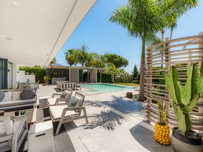 Welcome to a stunning and modern residence in the heart of Las Brisas, Nueva Andalucía. This south-facing house features a spacious private garden with generous outdoor areas, perfect for both relaxing and entertaining. The ground floor is a paradise of l