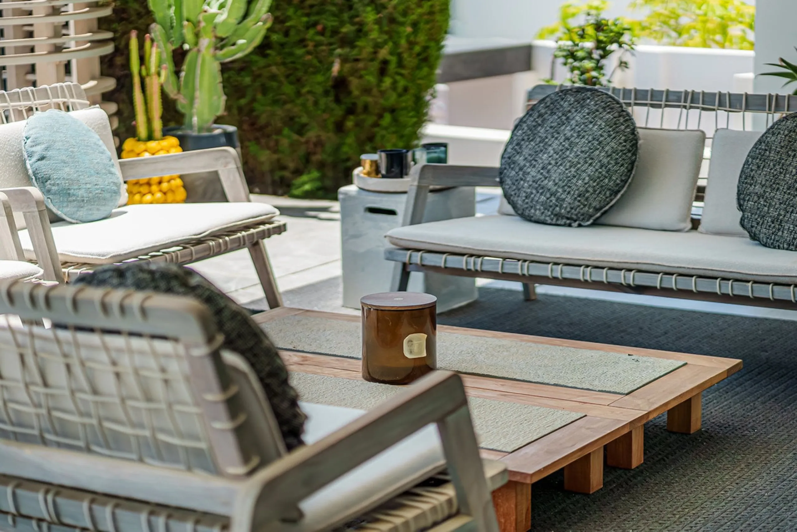 Welcome to a stunning and modern residence in the heart of Las Brisas, Nueva Andalucía. This south-facing house features a spacious private garden with generous outdoor areas, perfect for both relaxing and entertaining. The ground floor is a paradise of l