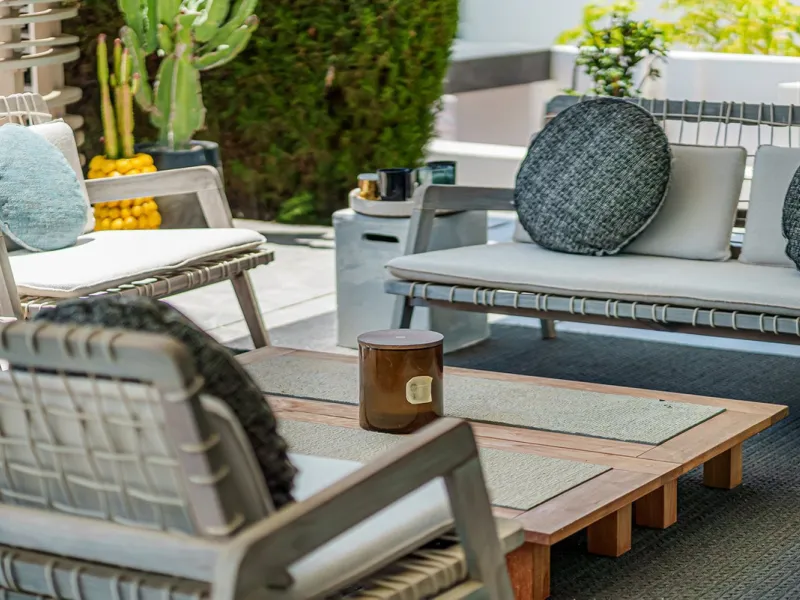 Welcome to a stunning and modern residence in the heart of Las Brisas, Nueva Andalucía. This south-facing house features a spacious private garden with generous outdoor areas, perfect for both relaxing and entertaining. The ground floor is a paradise of l