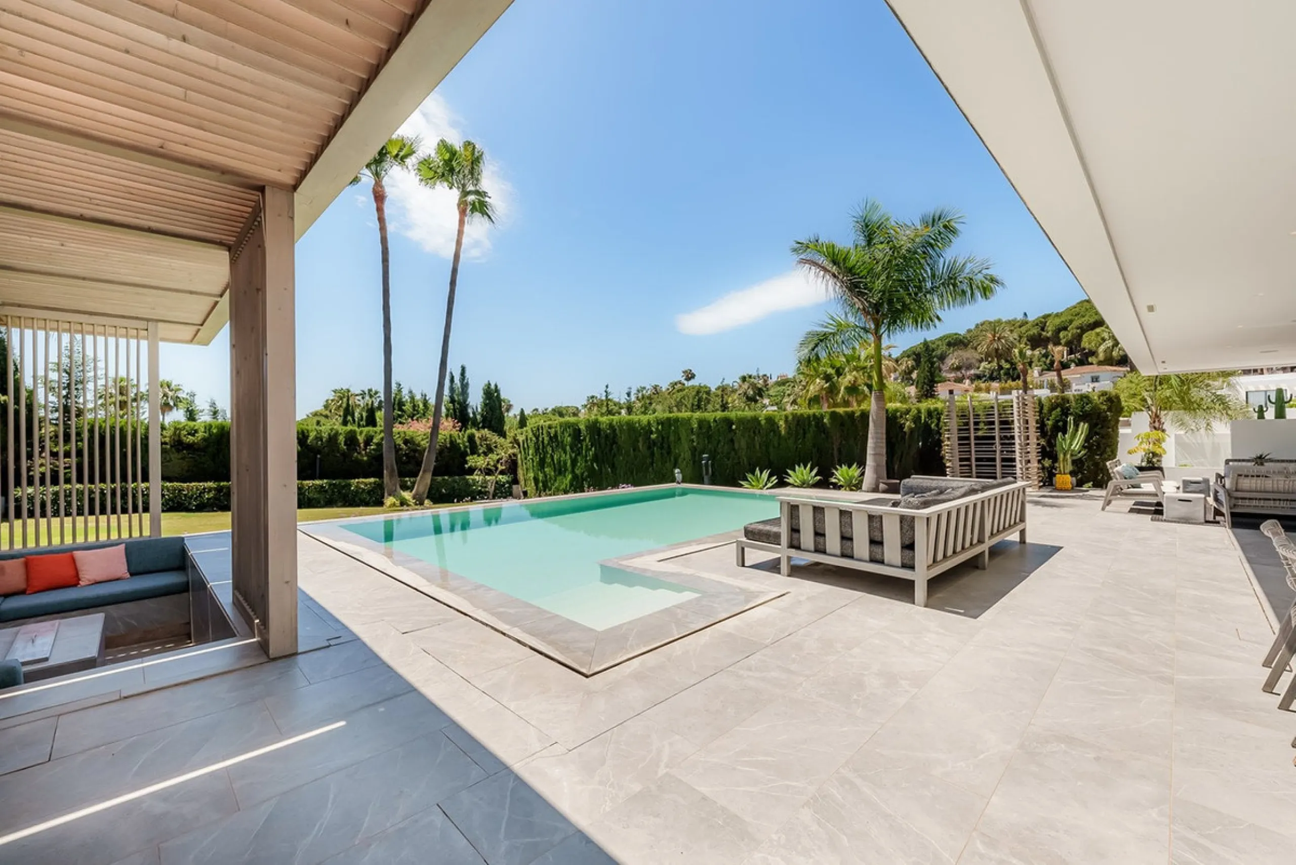 Welcome to a stunning and modern residence in the heart of Las Brisas, Nueva Andalucía. This south-facing house features a spacious private garden with generous outdoor areas, perfect for both relaxing and entertaining. The ground floor is a paradise of l