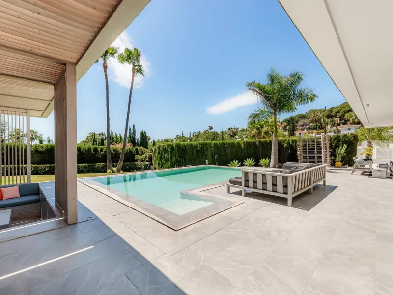 Welcome to a stunning and modern residence in the heart of Las Brisas, Nueva Andalucía. This south-facing house features a spacious private garden with generous outdoor areas, perfect for both relaxing and entertaining. The ground floor is a paradise of l