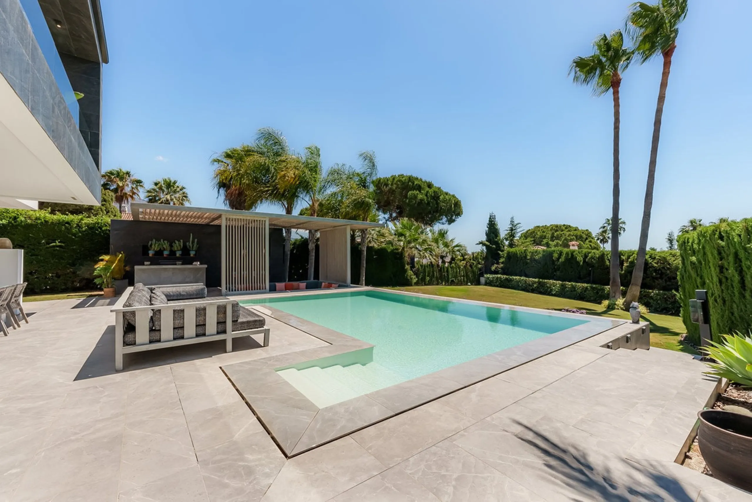 Welcome to a stunning and modern residence in the heart of Las Brisas, Nueva Andalucía. This south-facing house features a spacious private garden with generous outdoor areas, perfect for both relaxing and entertaining. The ground floor is a paradise of l