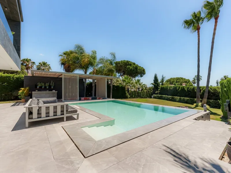 Welcome to a stunning and modern residence in the heart of Las Brisas, Nueva Andalucía. This south-facing house features a spacious private garden with generous outdoor areas, perfect for both relaxing and entertaining. The ground floor is a paradise of l