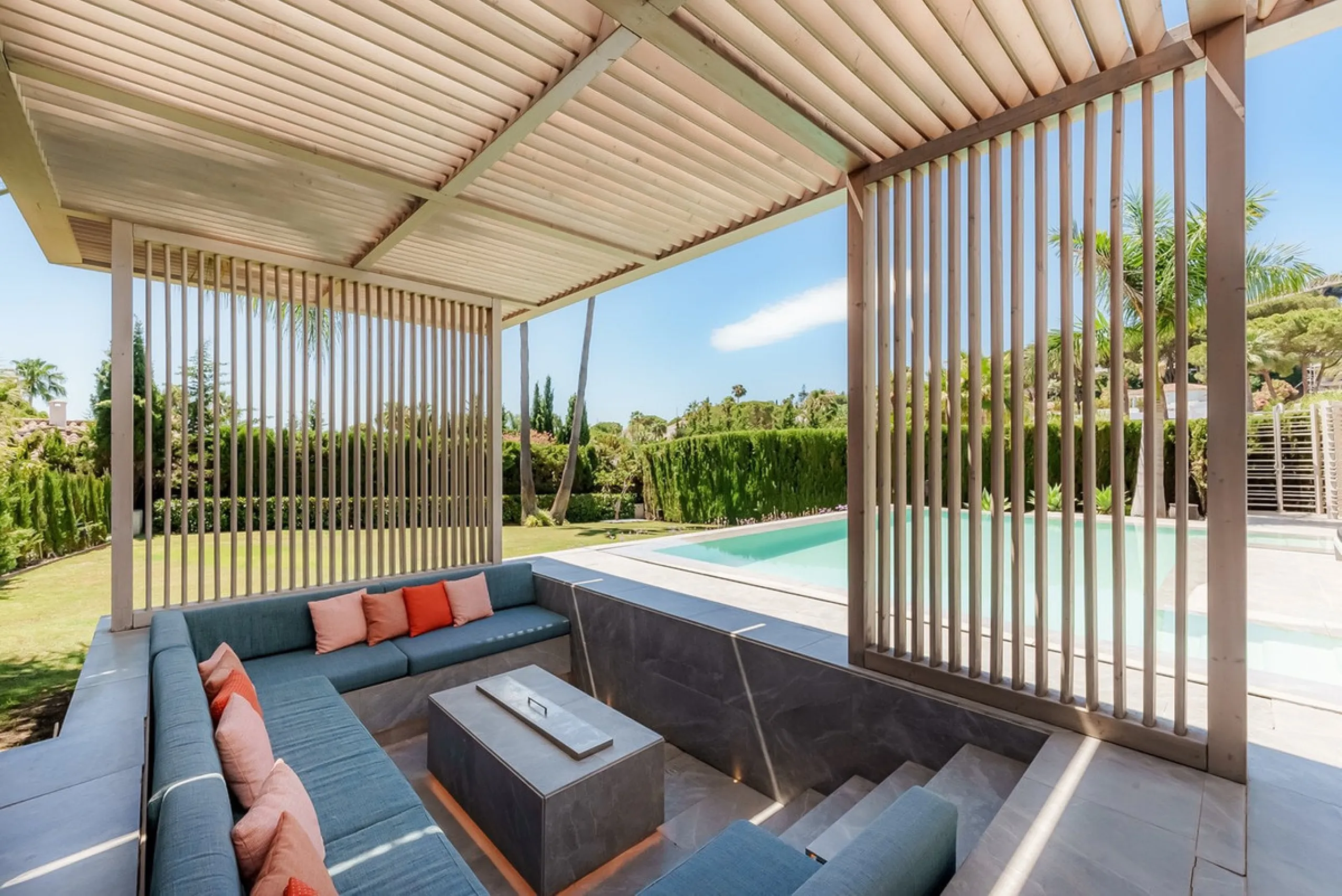 Welcome to a stunning and modern residence in the heart of Las Brisas, Nueva Andalucía. This south-facing house features a spacious private garden with generous outdoor areas, perfect for both relaxing and entertaining. The ground floor is a paradise of l