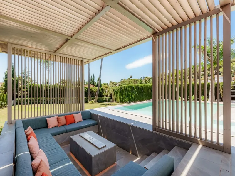 Welcome to a stunning and modern residence in the heart of Las Brisas, Nueva Andalucía. This south-facing house features a spacious private garden with generous outdoor areas, perfect for both relaxing and entertaining. The ground floor is a paradise of l