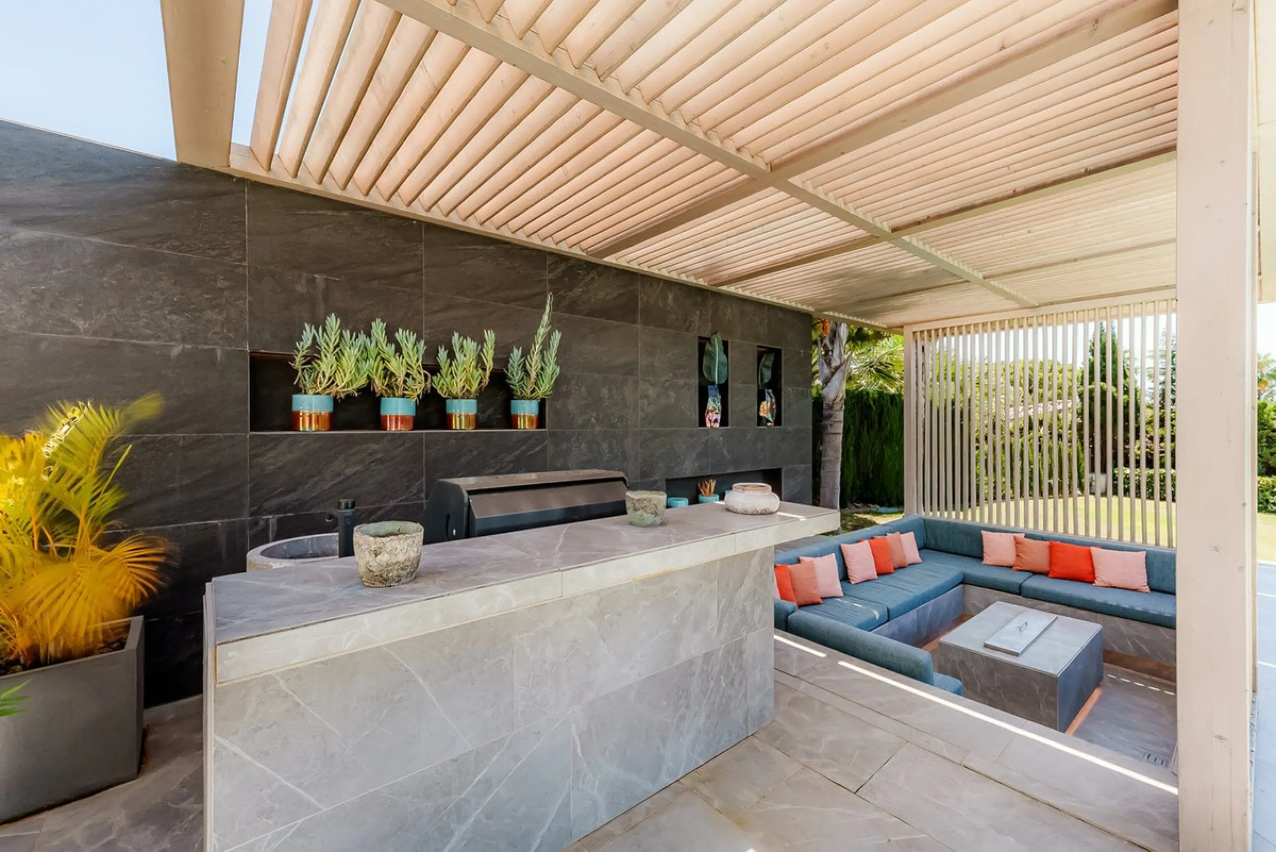 Welcome to a stunning and modern residence in the heart of Las Brisas, Nueva Andalucía. This south-facing house features a spacious private garden with generous outdoor areas, perfect for both relaxing and entertaining. The ground floor is a paradise of l
