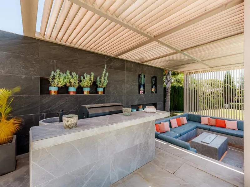 Welcome to a stunning and modern residence in the heart of Las Brisas, Nueva Andalucía. This south-facing house features a spacious private garden with generous outdoor areas, perfect for both relaxing and entertaining. The ground floor is a paradise of l