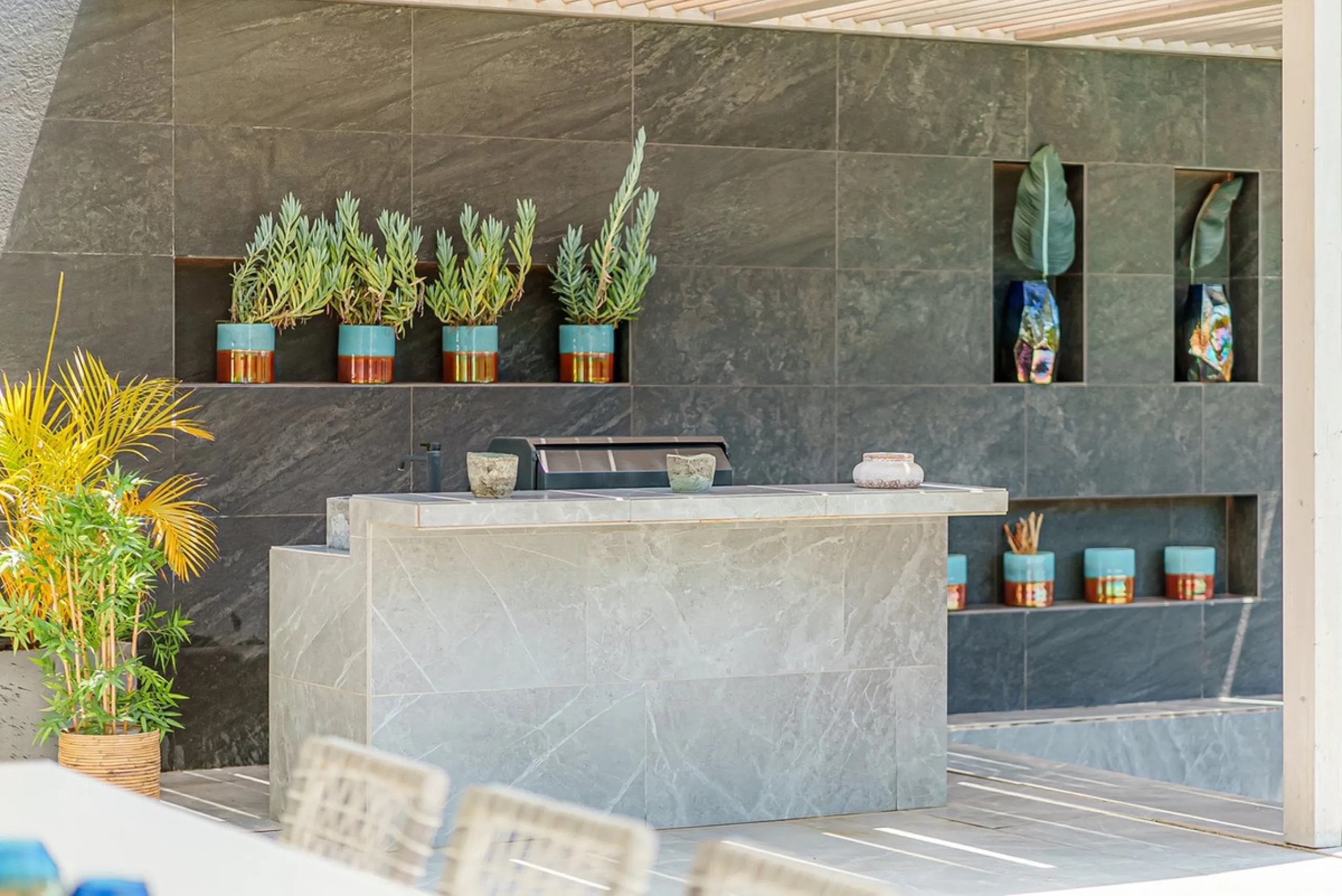 Welcome to a stunning and modern residence in the heart of Las Brisas, Nueva Andalucía. This south-facing house features a spacious private garden with generous outdoor areas, perfect for both relaxing and entertaining. The ground floor is a paradise of l