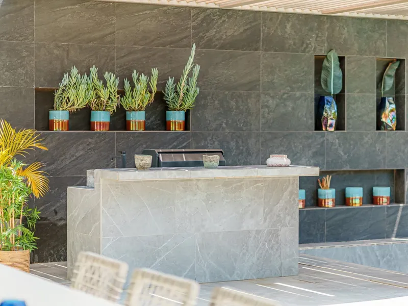 Welcome to a stunning and modern residence in the heart of Las Brisas, Nueva Andalucía. This south-facing house features a spacious private garden with generous outdoor areas, perfect for both relaxing and entertaining. The ground floor is a paradise of l