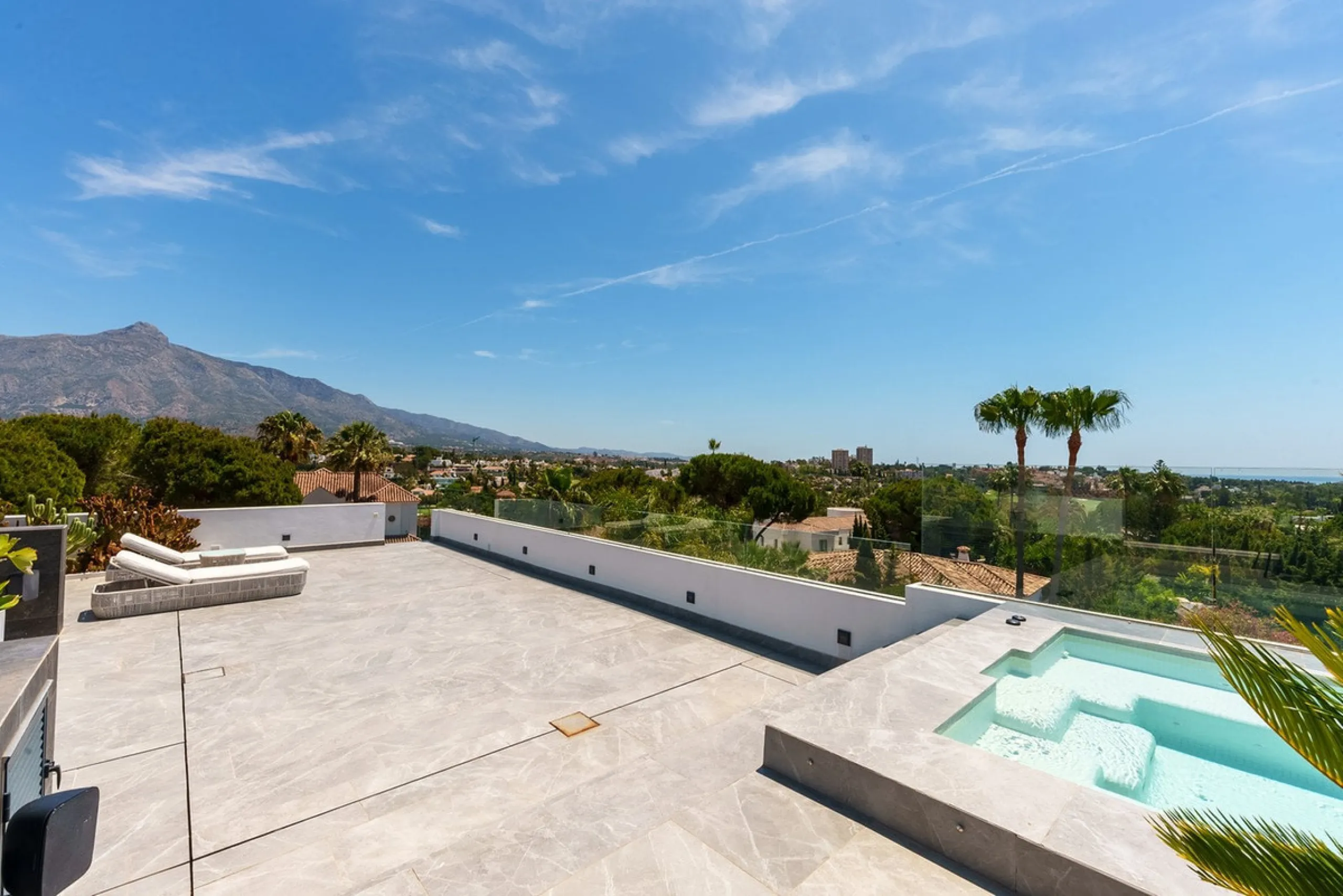 Welcome to a stunning and modern residence in the heart of Las Brisas, Nueva Andalucía. This south-facing house features a spacious private garden with generous outdoor areas, perfect for both relaxing and entertaining. The ground floor is a paradise of l