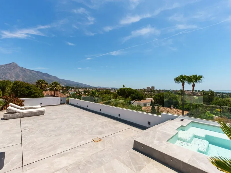 Welcome to a stunning and modern residence in the heart of Las Brisas, Nueva Andalucía. This south-facing house features a spacious private garden with generous outdoor areas, perfect for both relaxing and entertaining. The ground floor is a paradise of l
