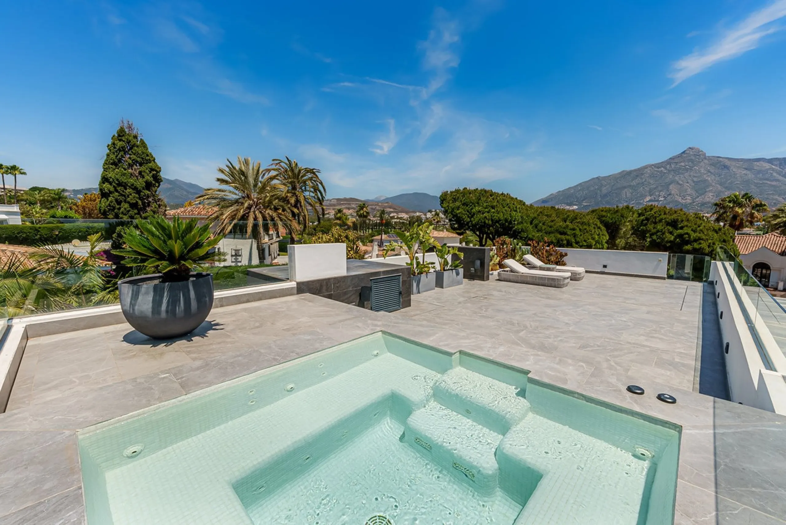 Welcome to a stunning and modern residence in the heart of Las Brisas, Nueva Andalucía. This south-facing house features a spacious private garden with generous outdoor areas, perfect for both relaxing and entertaining. The ground floor is a paradise of l