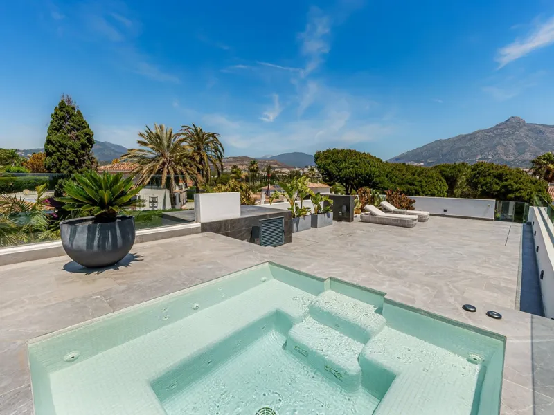 Welcome to a stunning and modern residence in the heart of Las Brisas, Nueva Andalucía. This south-facing house features a spacious private garden with generous outdoor areas, perfect for both relaxing and entertaining. The ground floor is a paradise of l