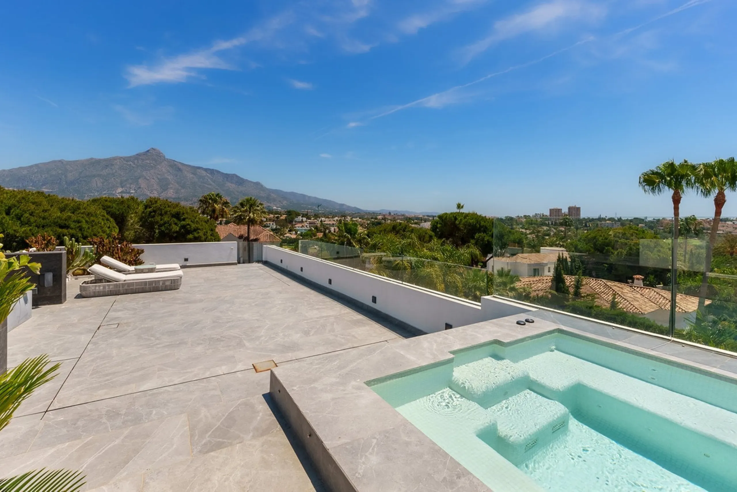Welcome to a stunning and modern residence in the heart of Las Brisas, Nueva Andalucía. This south-facing house features a spacious private garden with generous outdoor areas, perfect for both relaxing and entertaining. The ground floor is a paradise of l