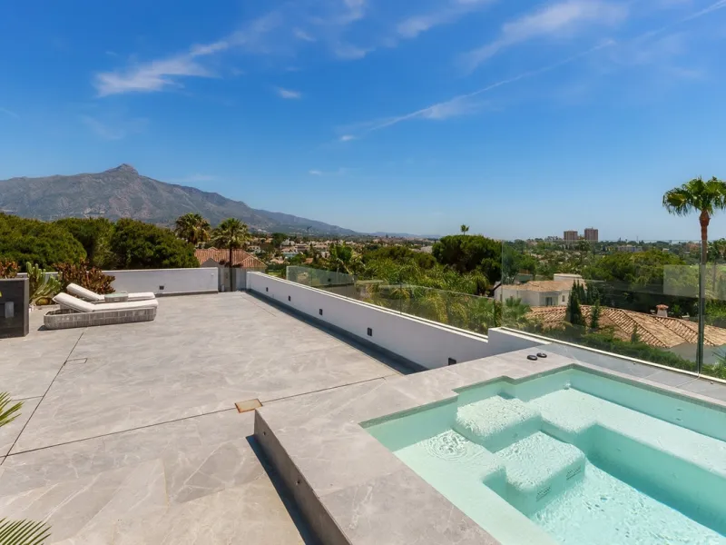 Welcome to a stunning and modern residence in the heart of Las Brisas, Nueva Andalucía. This south-facing house features a spacious private garden with generous outdoor areas, perfect for both relaxing and entertaining. The ground floor is a paradise of l