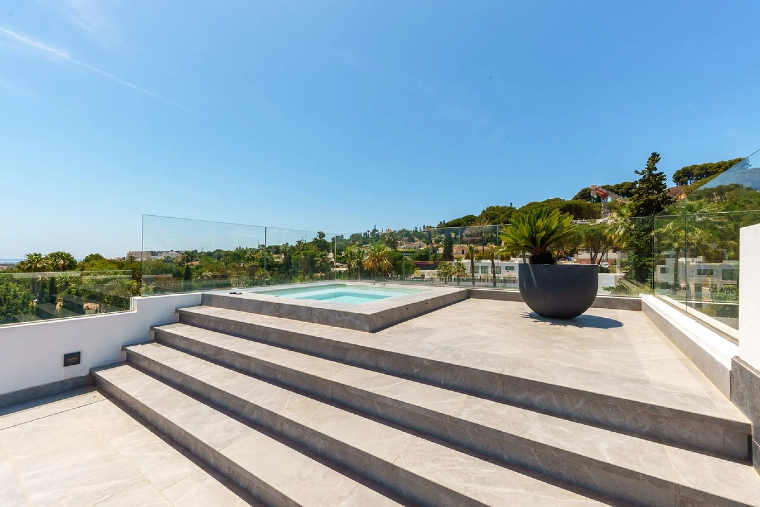 Welcome to a stunning and modern residence in the heart of Las Brisas, Nueva Andalucía. This south-facing house features a spacious private garden with generous outdoor areas, perfect for both relaxing and entertaining. The ground floor is a paradise of l