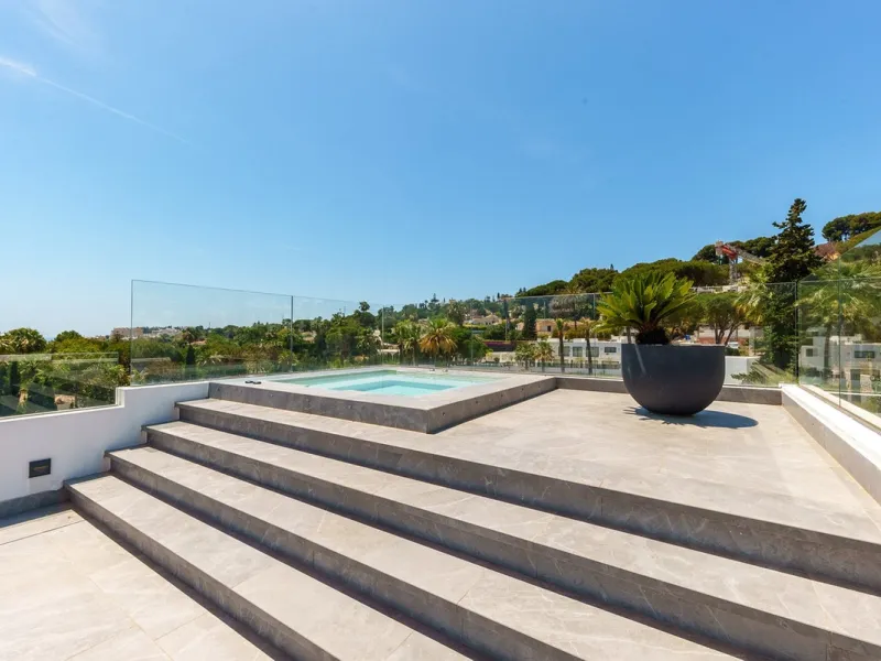 Welcome to a stunning and modern residence in the heart of Las Brisas, Nueva Andalucía. This south-facing house features a spacious private garden with generous outdoor areas, perfect for both relaxing and entertaining. The ground floor is a paradise of l