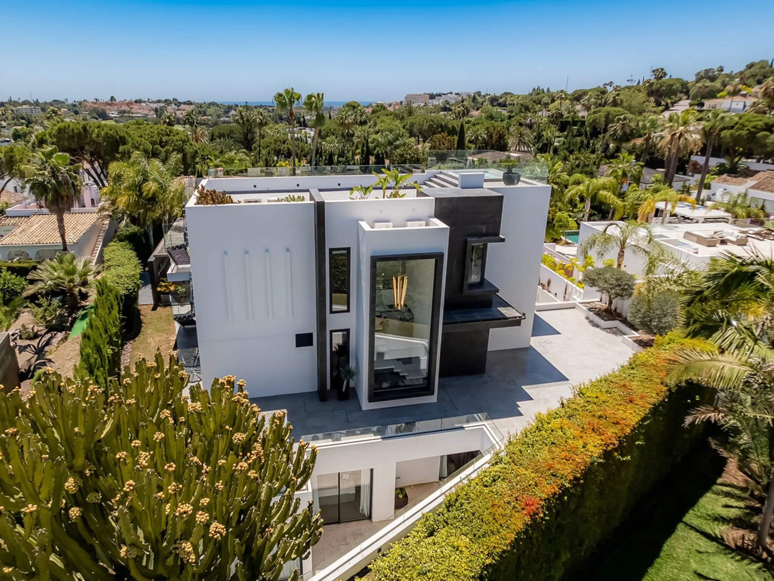 Welcome to a stunning and modern residence in the heart of Las Brisas, Nueva Andalucía. This south-facing house features a spacious private garden with generous outdoor areas, perfect for both relaxing and entertaining. The ground floor is a paradise of l
