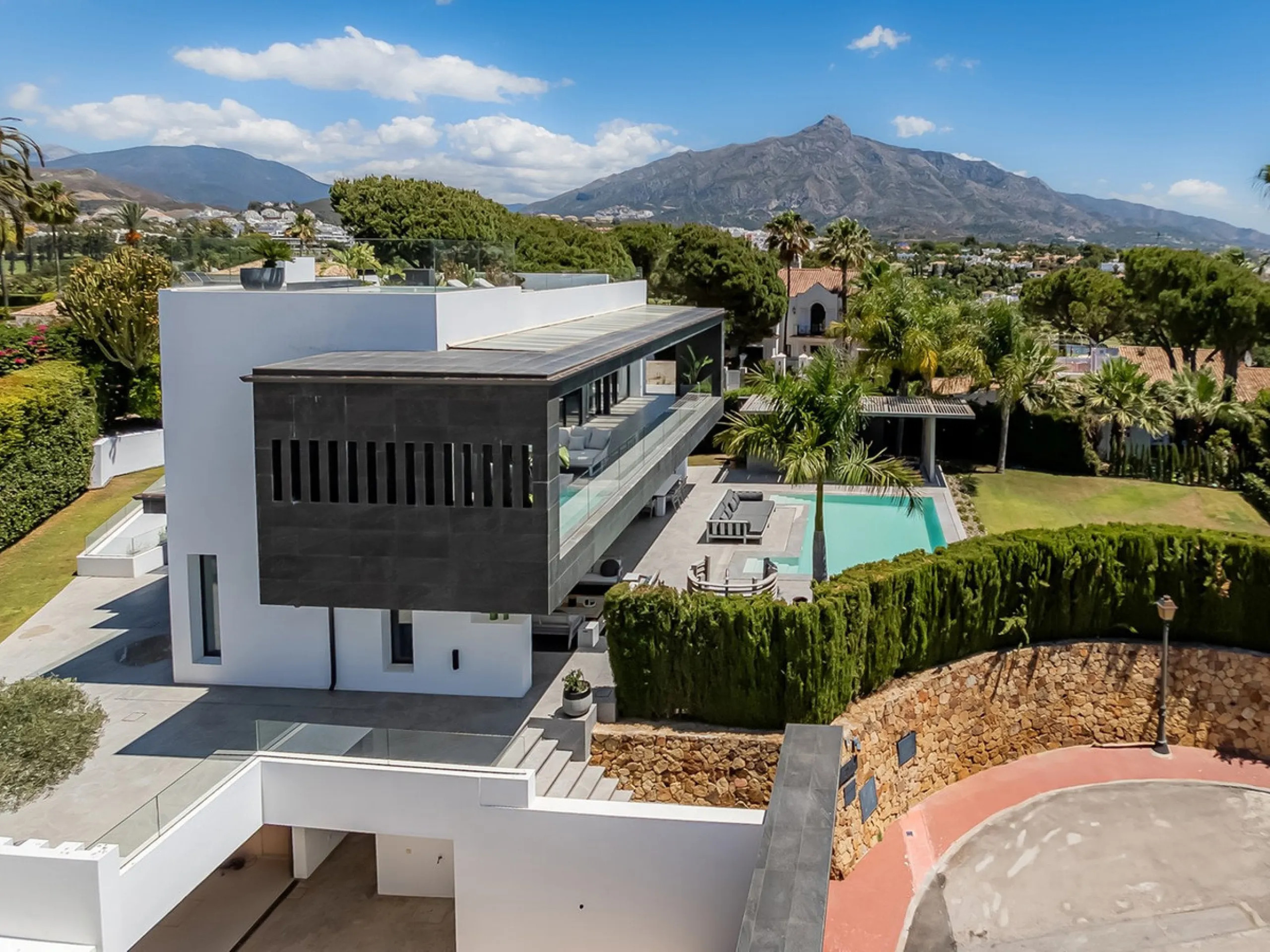 Welcome to a stunning and modern residence in the heart of Las Brisas, Nueva Andalucía. This south-facing house features a spacious private garden with generous outdoor areas, perfect for both relaxing and entertaining. The ground floor is a paradise of l