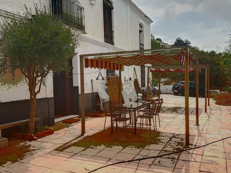 Unique Investment, A Historic Property with Exceptional Potential!
