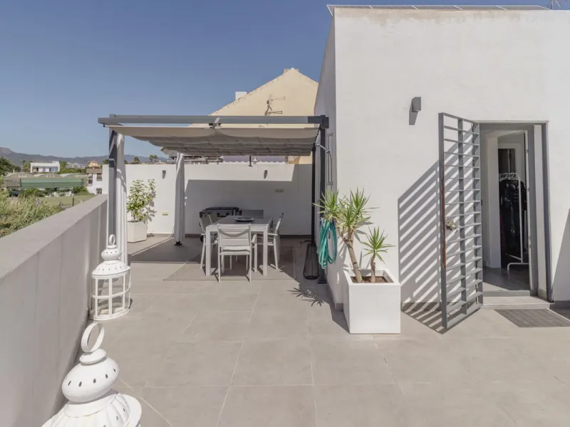Fantastic semi-detached house with private pool in the middle of San Pedro Alcantara within walking distance to all shops, cafes, restaurants and bars close to the urbanisation.