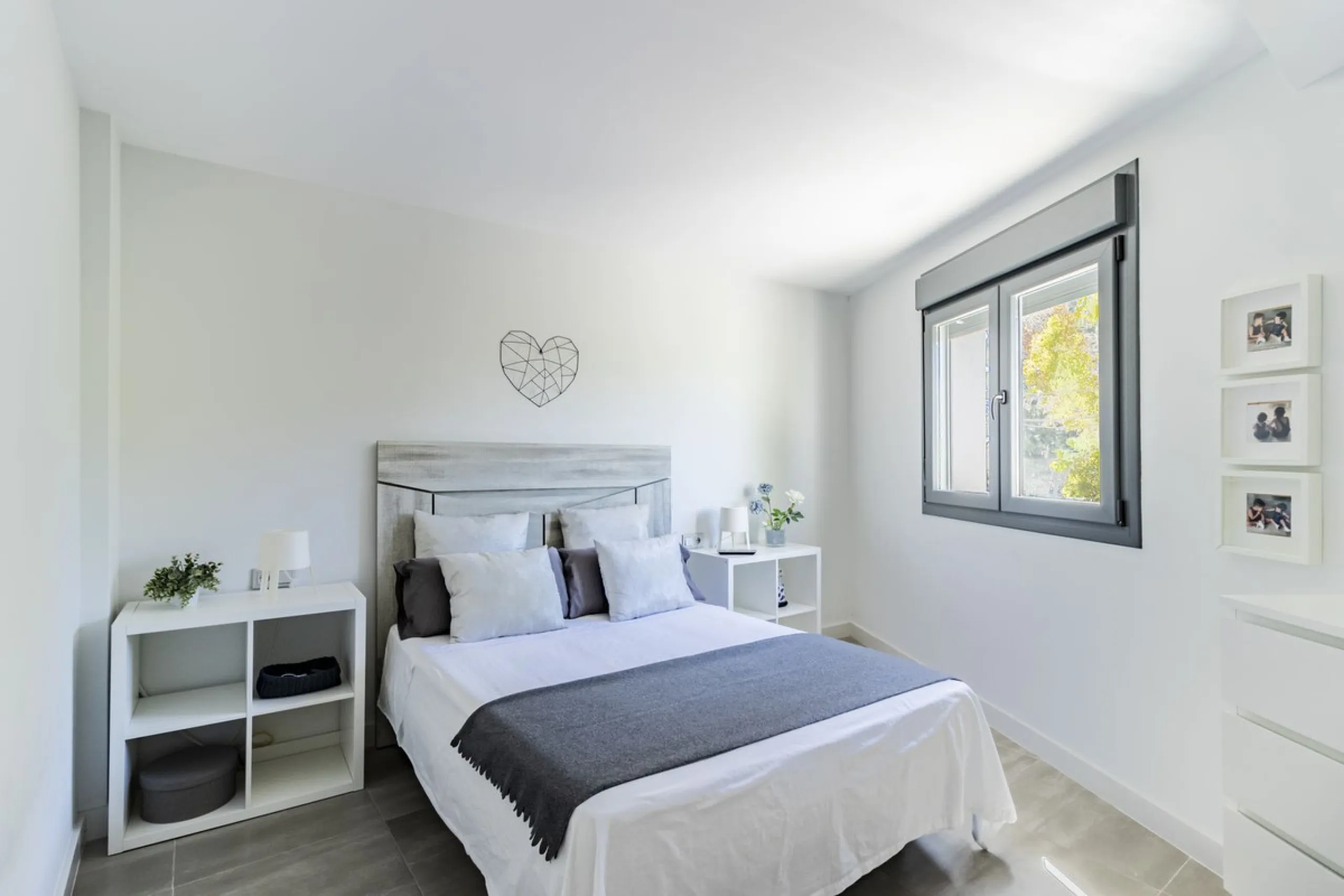 Fantastic semi-detached house with private pool in the middle of San Pedro Alcantara within walking distance to all shops, cafes, restaurants and bars close to the urbanisation.