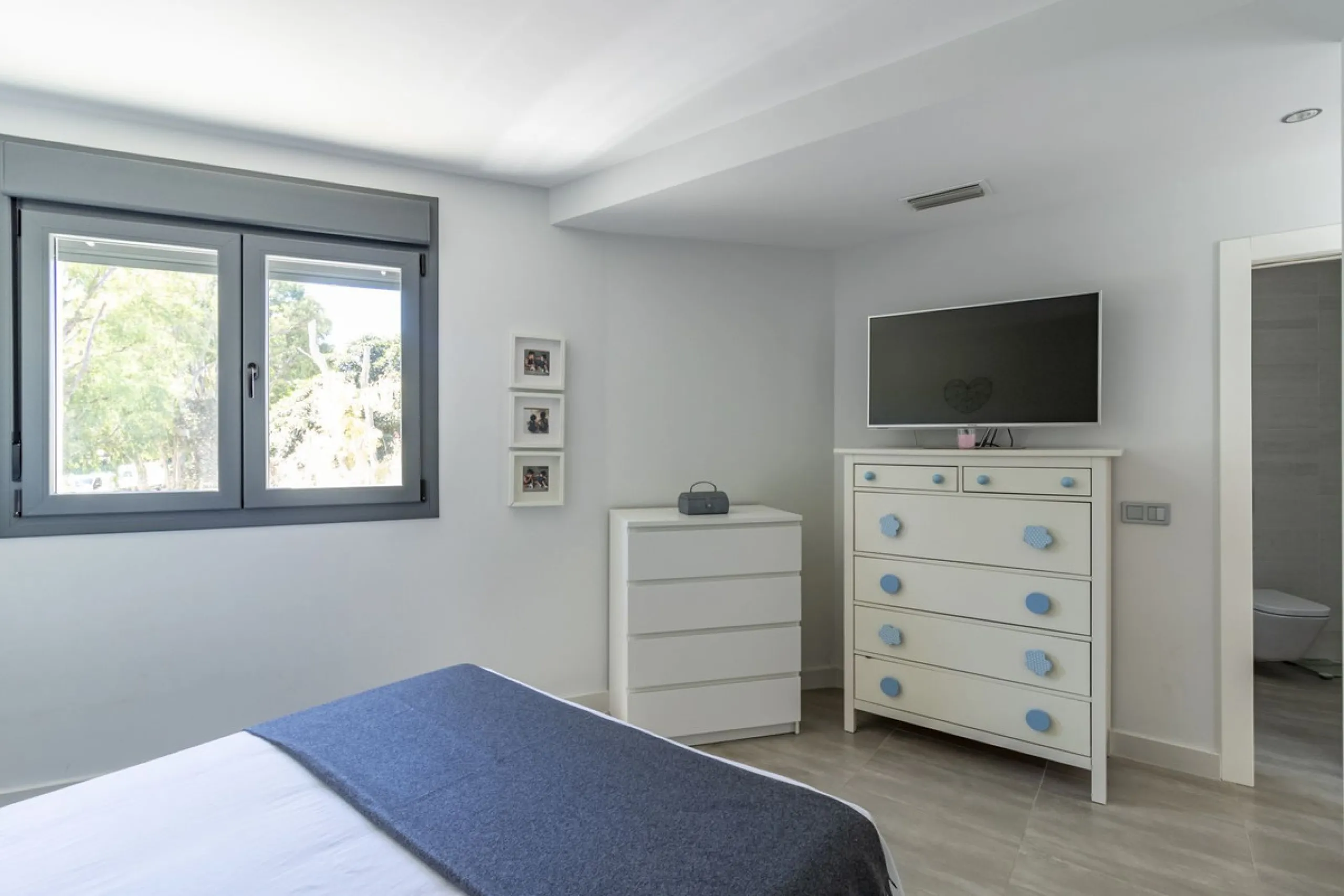 Fantastic semi-detached house with private pool in the middle of San Pedro Alcantara within walking distance to all shops, cafes, restaurants and bars close to the urbanisation.