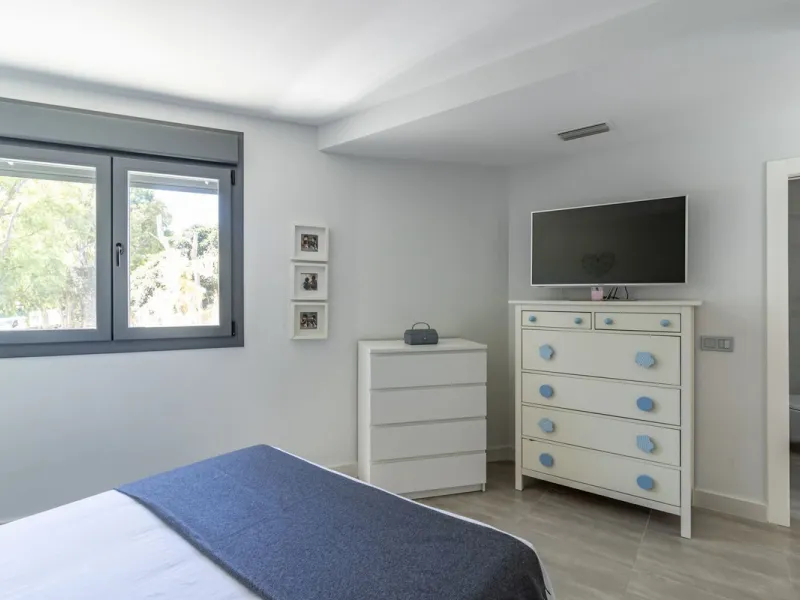 Fantastic semi-detached house with private pool in the middle of San Pedro Alcantara within walking distance to all shops, cafes, restaurants and bars close to the urbanisation.