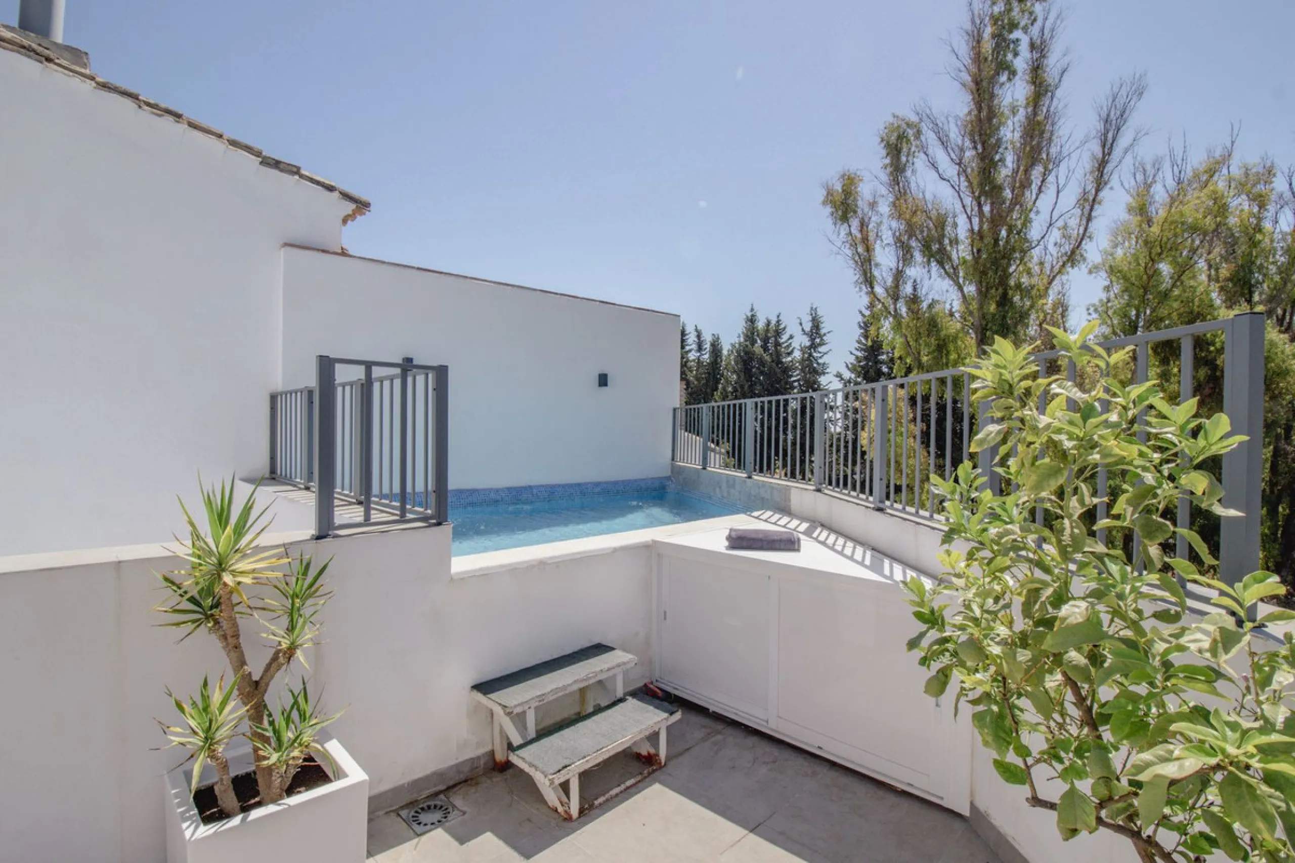 Fantastic semi-detached house with private pool in the middle of San Pedro Alcantara within walking distance to all shops, cafes, restaurants and bars close to the urbanisation.