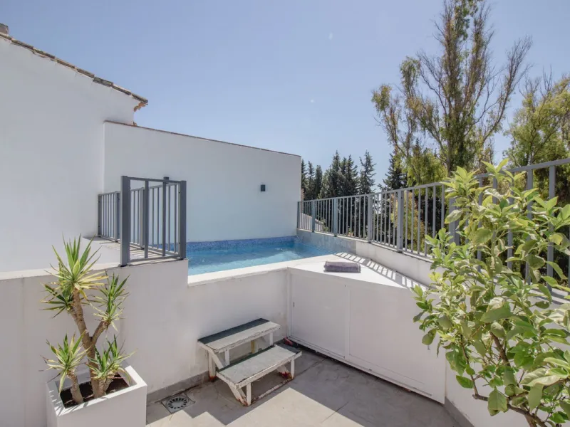 Fantastic semi-detached house with private pool in the middle of San Pedro Alcantara within walking distance to all shops, cafes, restaurants and bars close to the urbanisation.