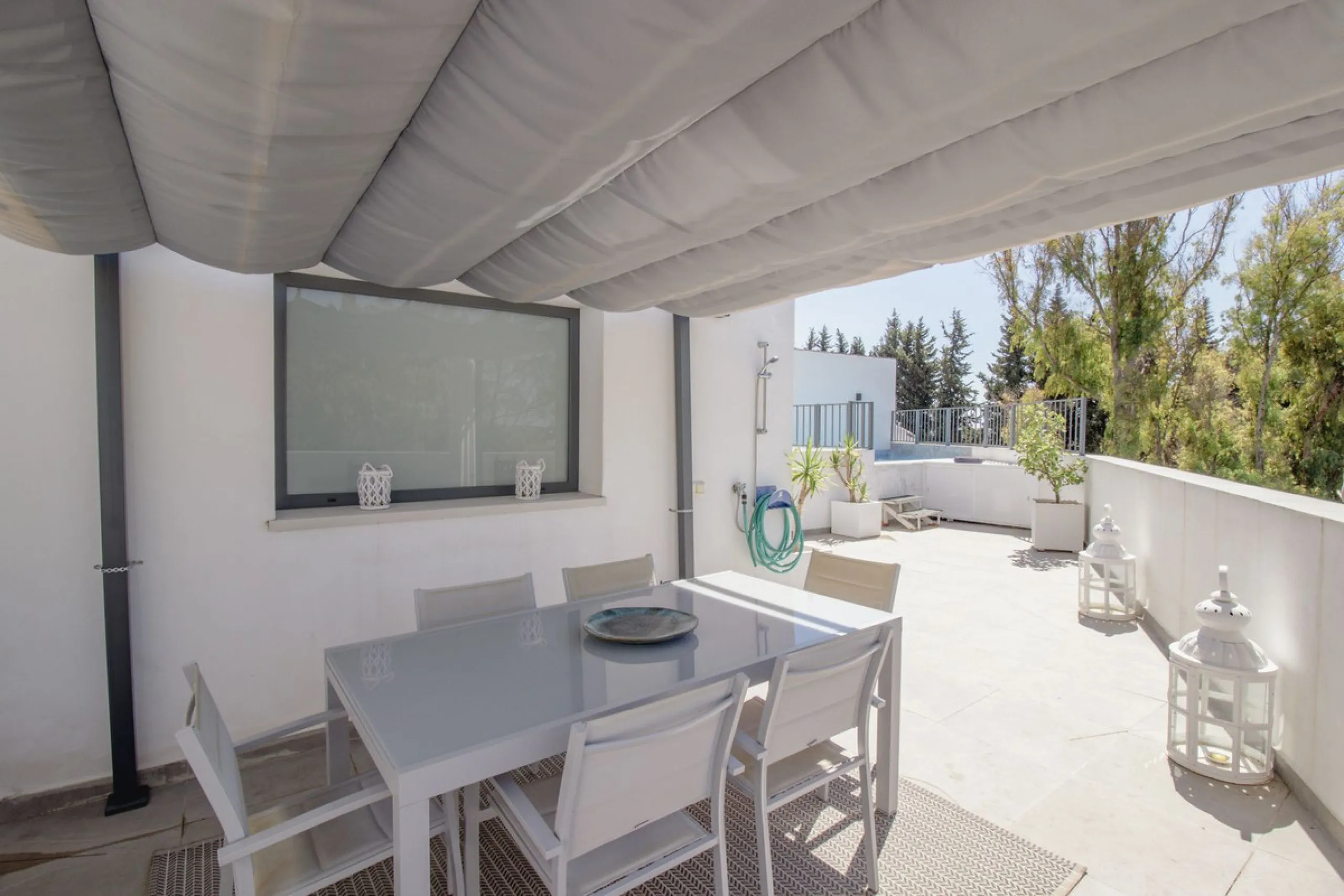 Fantastic semi-detached house with private pool in the middle of San Pedro Alcantara within walking distance to all shops, cafes, restaurants and bars close to the urbanisation.