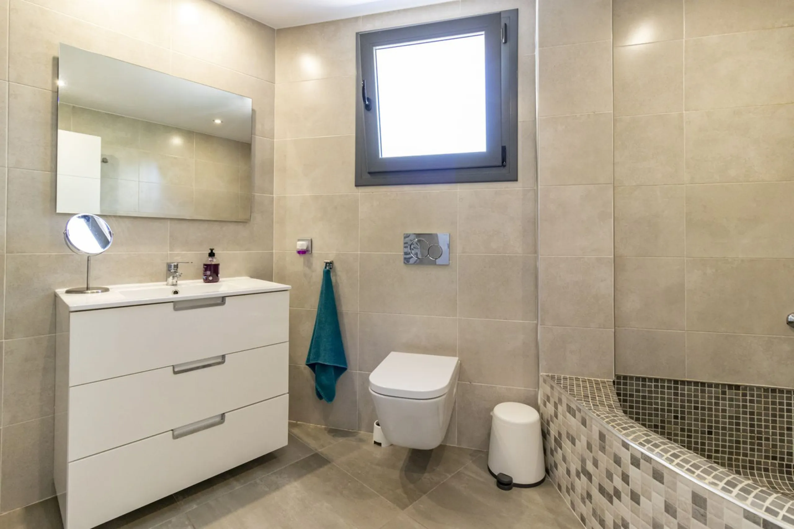 Fantastic semi-detached house with private pool in the middle of San Pedro Alcantara within walking distance to all shops, cafes, restaurants and bars close to the urbanisation.