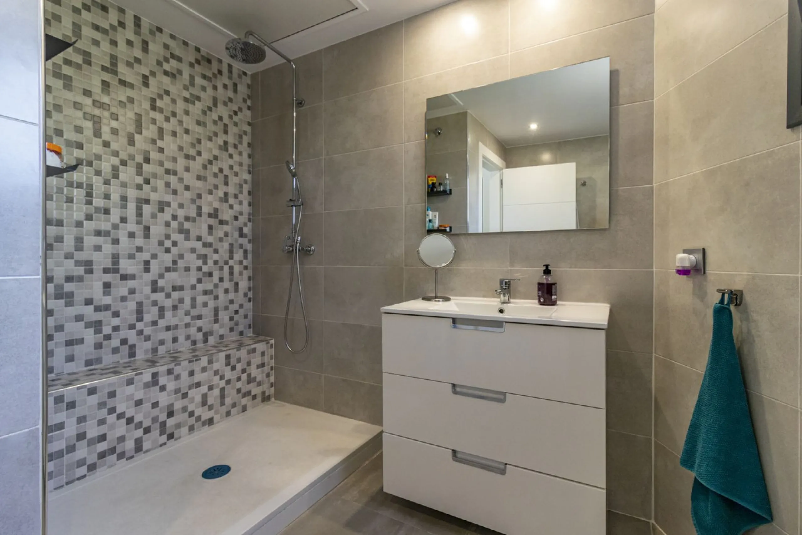 Fantastic semi-detached house with private pool in the middle of San Pedro Alcantara within walking distance to all shops, cafes, restaurants and bars close to the urbanisation.