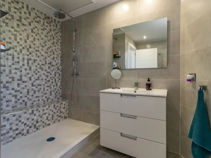 Fantastic semi-detached house with private pool in the middle of San Pedro Alcantara within walking distance to all shops, cafes, restaurants and bars close to the urbanisation.